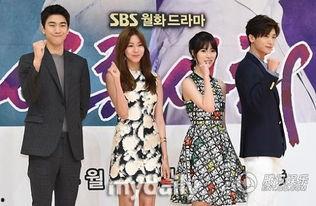 不同娱乐新闻之间,跨界合作引关注，明星恋情曝光，综艺大战一触即发